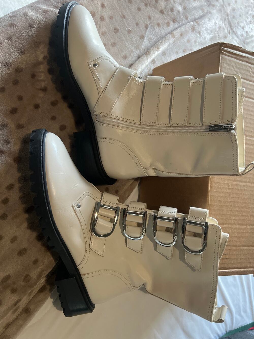 Vince Camaro VC Frishea Moto Coconut Cream Sz 9 $180 retail Bootie